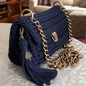 Bolsa azul marinho com tassel e corrente